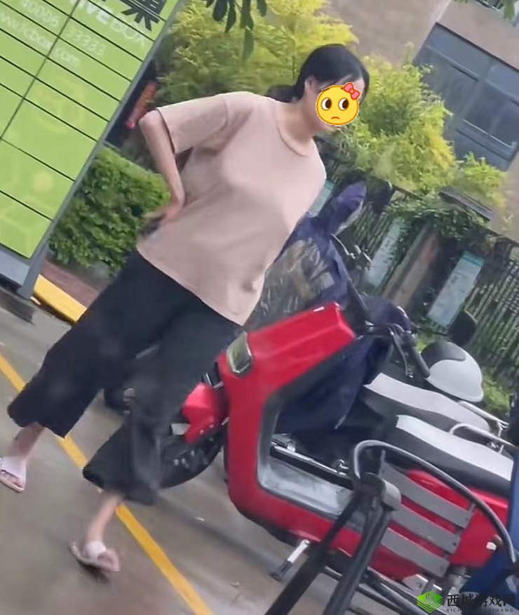 真空下楼取快递被封禁原因：行为不当存隐患