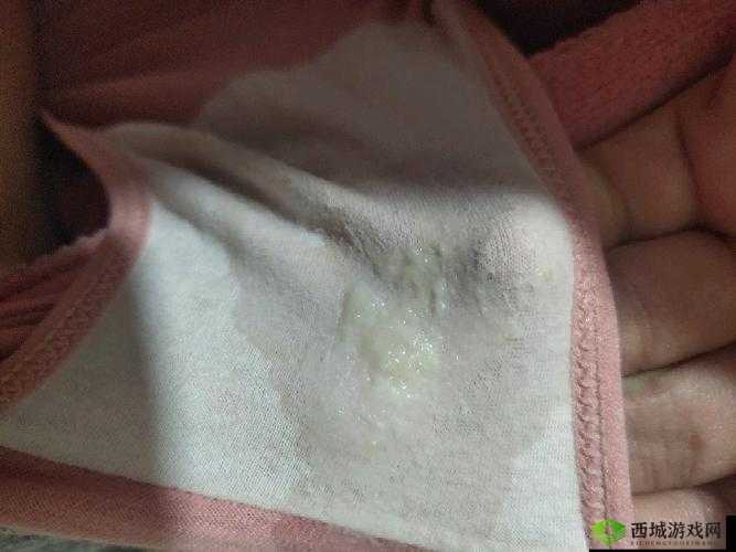 镜流口水白色液体现象正常吗:对此现象的深入分析与探讨
